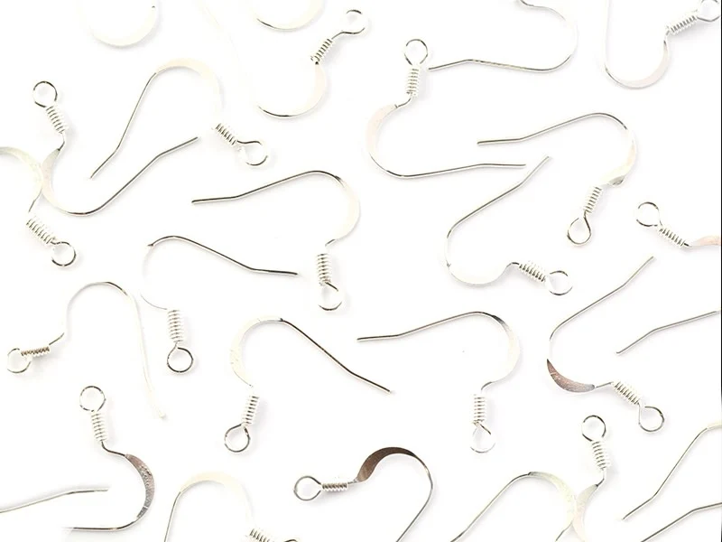 10 paires de boucles d'oreilles - crochets plats - couleur argenté clair