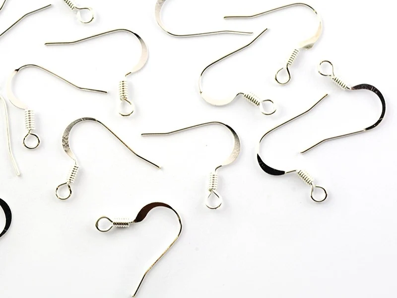 10 paires de boucles d'oreilles - crochets plats - couleur argenté clair