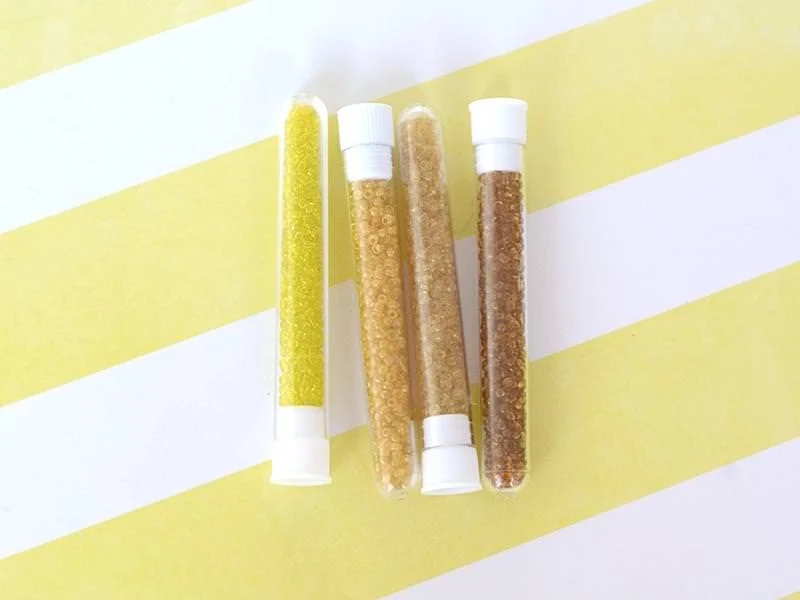 Tube de 350 perles transparentes - jaune