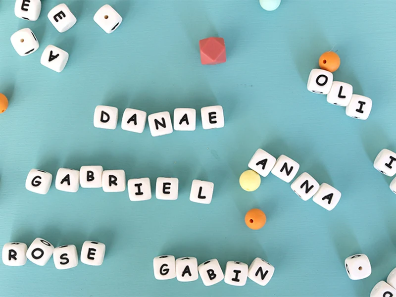 1 perle carré 12 mm en silicone - Lettre Q