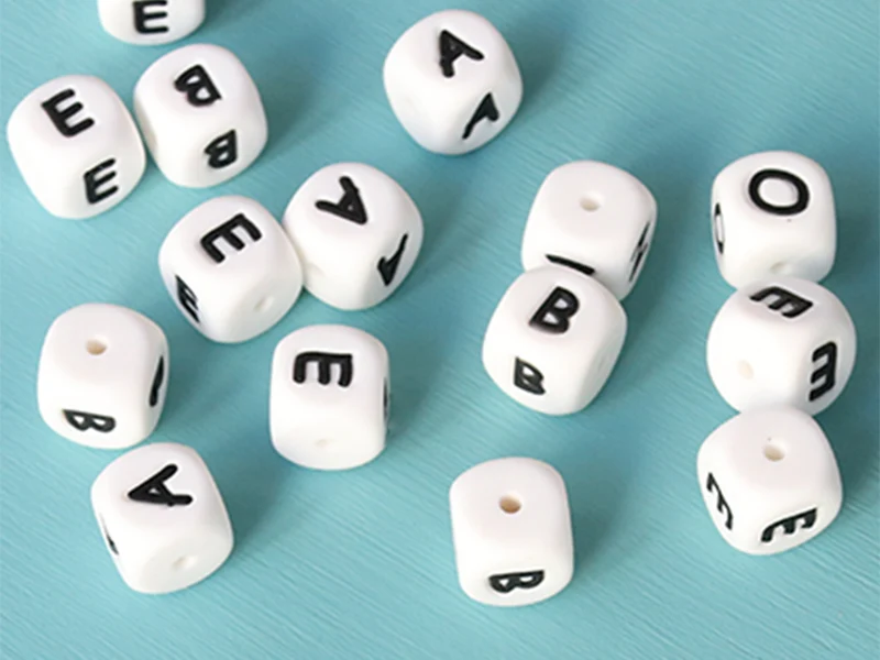 1 perle carré 12 mm en silicone - Lettre J