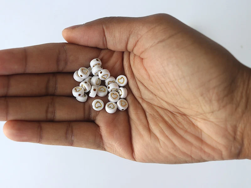 Lot de 20 perles rondes - Coeurs dorés