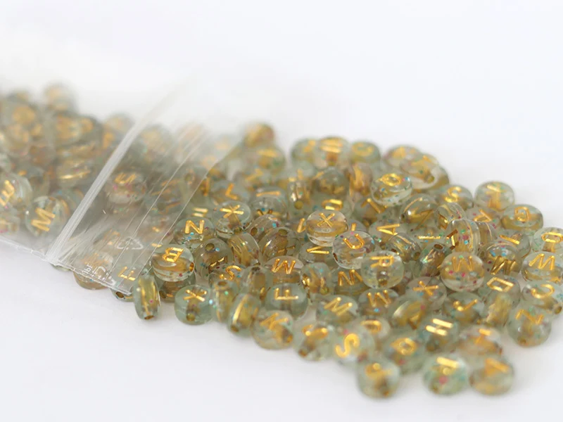 Lot de 200 perles rondes à paillettes - Lettres alphabet dorées