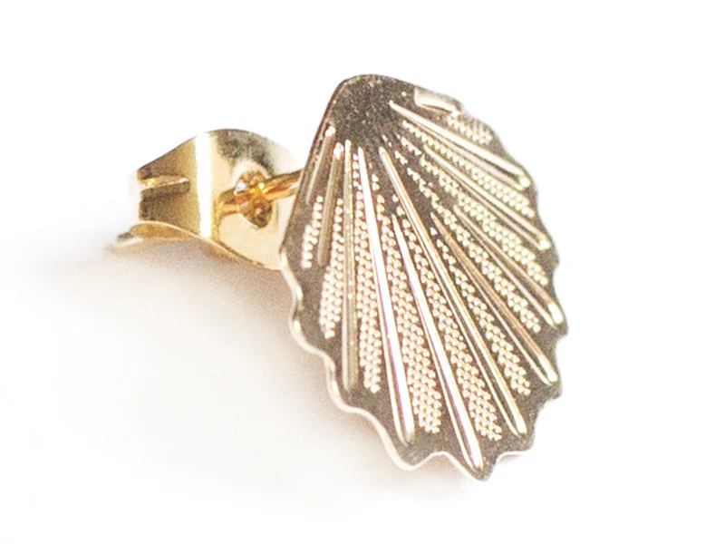 Puce d'oreille coquillage filigrane en laiton avec anneau - laiton doré à l'or fin 24K