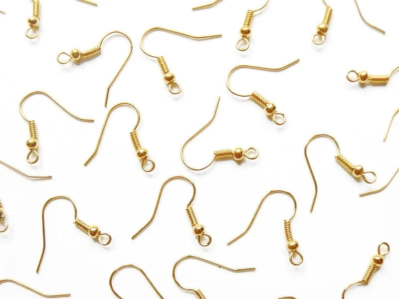 10 paires de boucles d'oreilles dorées