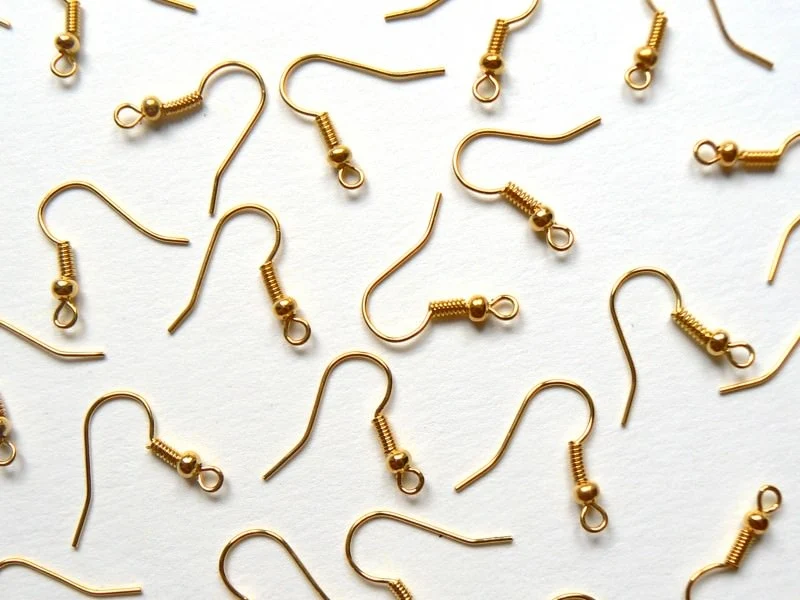 10 paires de boucles d'oreilles dorées