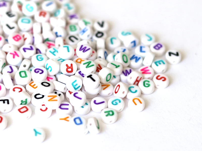 200 perles lettres alphabet rondes multicolores