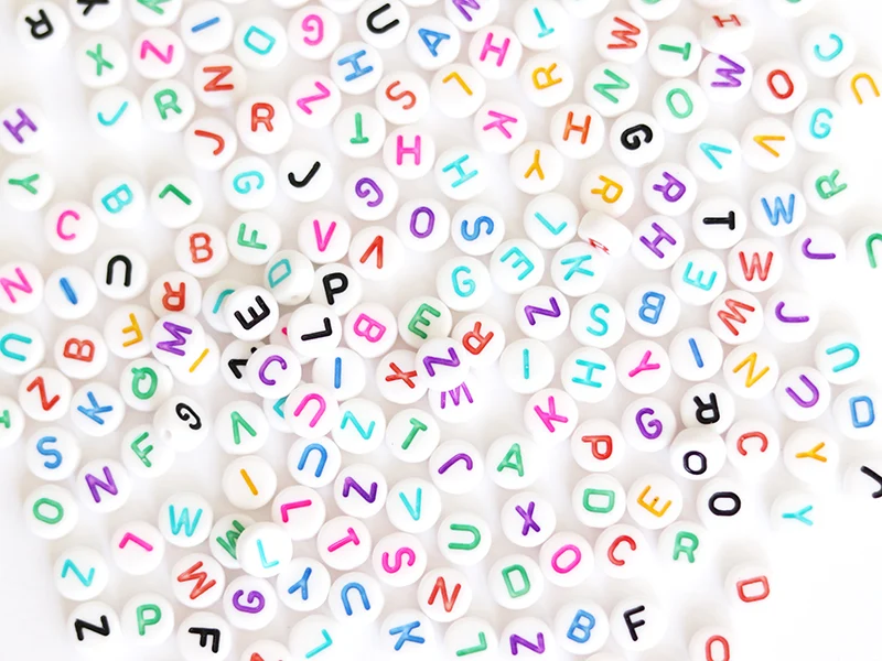200 perles lettres alphabet rondes multicolores