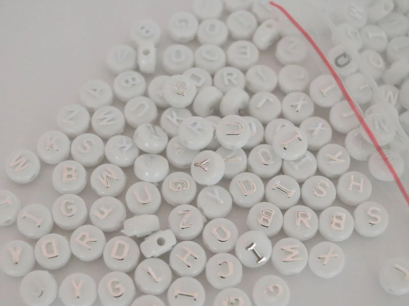 Lot de 200 perles rondes alphabet - lettres argentées