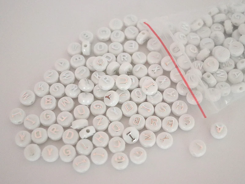 Lot de 200 perles rondes alphabet - lettres argentées