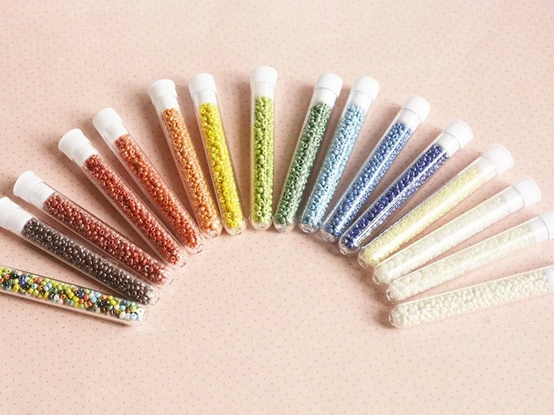 Tube de 350 perles de rocailles opaques nacrées - blanc nacré