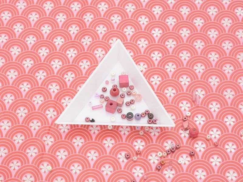 Plateau triangulaire pour trier les perles